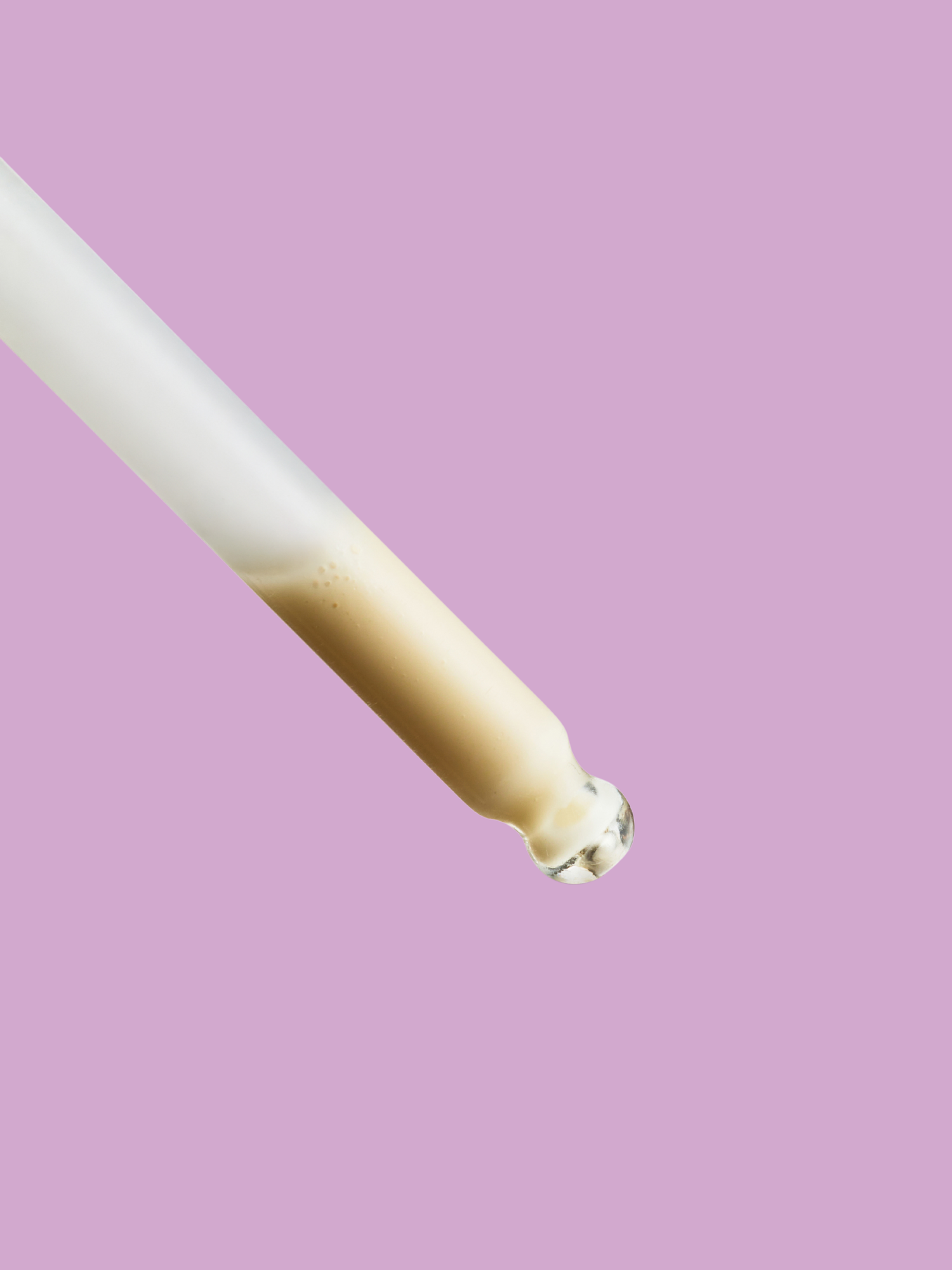 Η σταθεροποιημένη σύνθεση του Superior Glow για ομοιόμορφο χρωματικό τόνο.